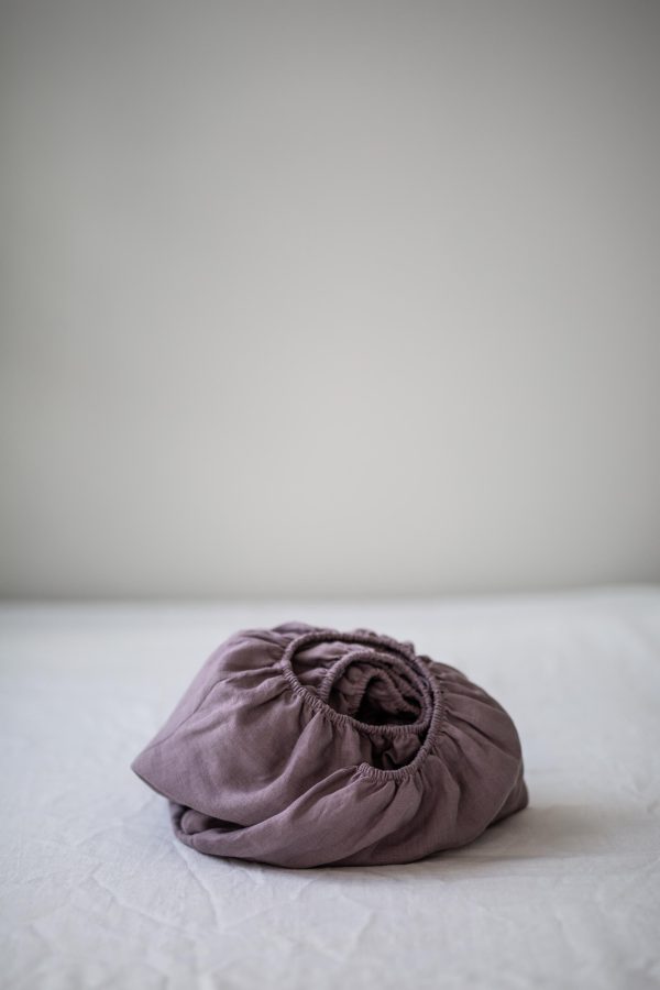 Linen fitted sheet in Dusty Lavender For Sale